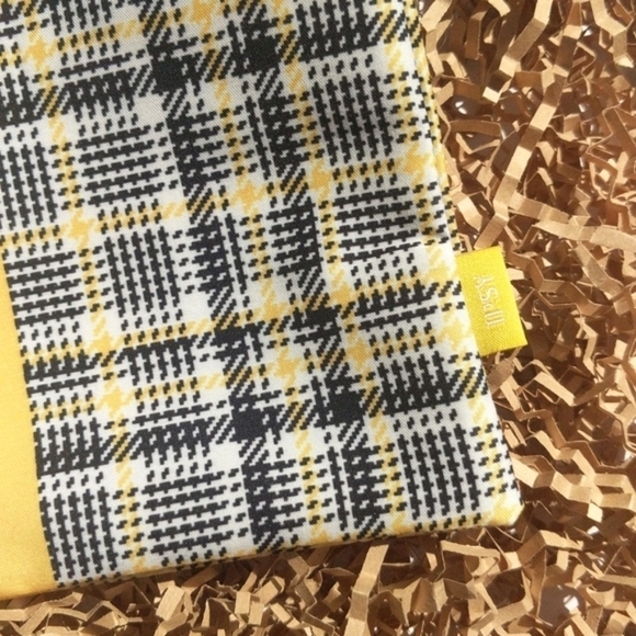 ipsy Autumnal Clueless Plaid Glam Bag Plus September 2021 - Picture 8 of 10